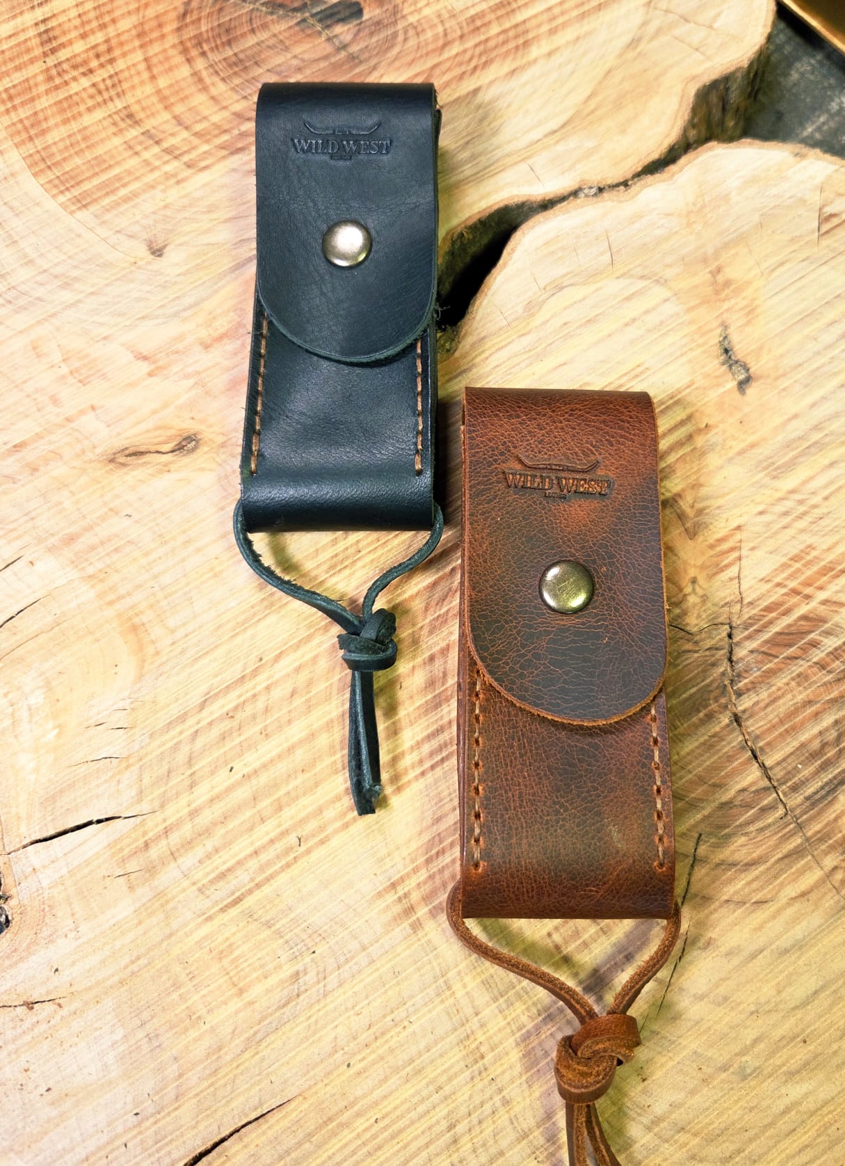Siyah ve dark brown el yapımı deri çakı kılıfı karşılaştırması