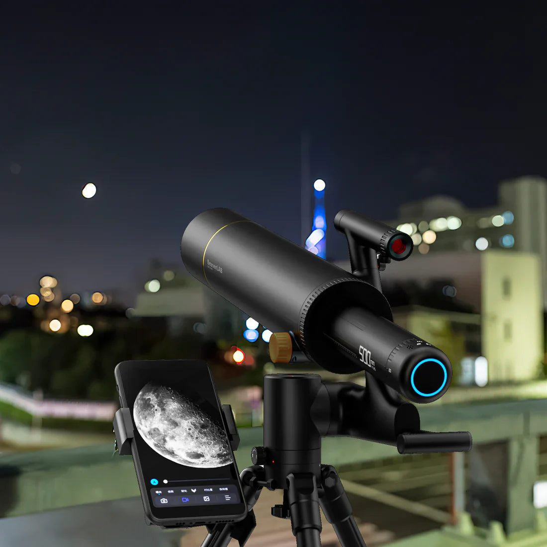 Gece şehir manzarasında FINDER TWI teleskopla ay gözlemi yapan akıllı telefon bağlantılı teleskop.