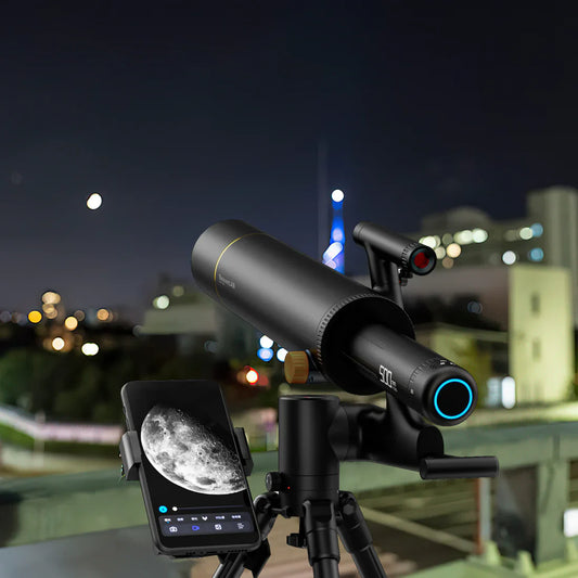 Gece şehir manzarasında FINDER TWI teleskopla ay gözlemi yapan akıllı telefon bağlantılı teleskop.