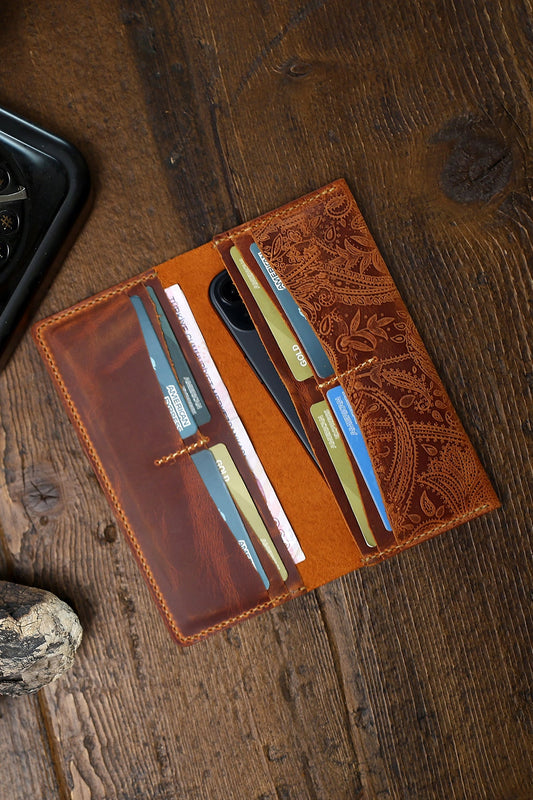 Wild West Crafted: El Dikişi Deri Cüzdan Modelleri ile Şıklığın ve Dayanıklılığın Buluştuğu Nokta