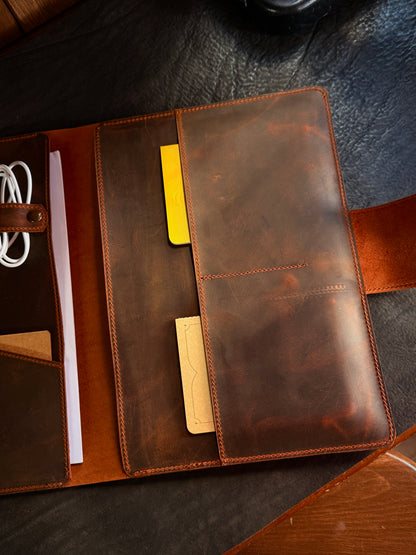 Desenli MacBook Organizer – Hakiki Deri Çok Bölmeli Evrak Çantası