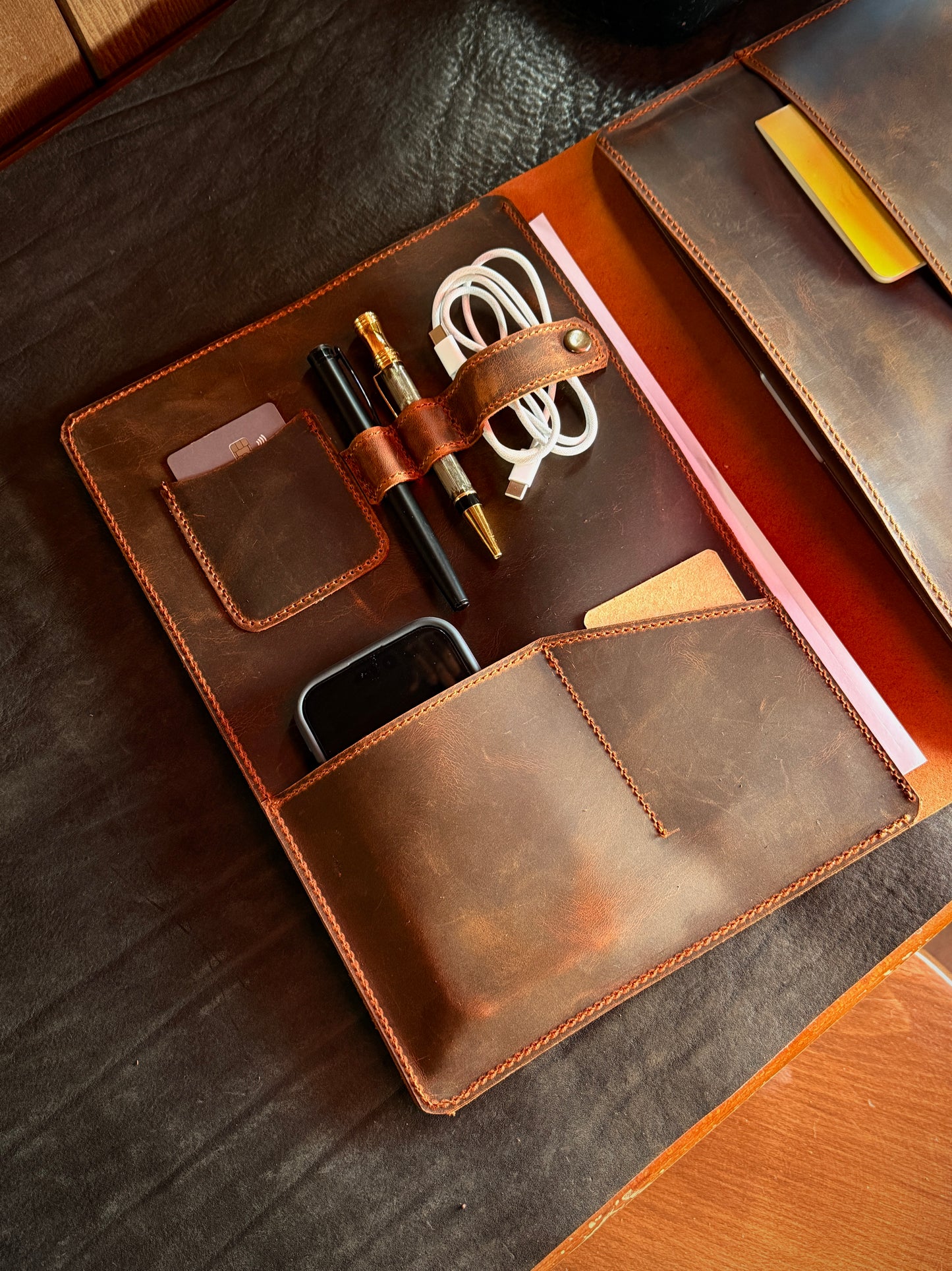 Desenli MacBook Organizer – Hakiki Deri Çok Bölmeli Evrak Çantası
