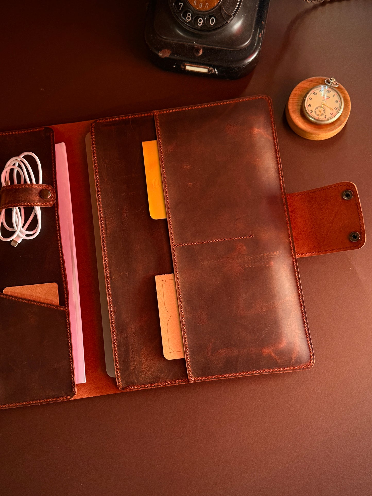 Desenli MacBook Organizer – Hakiki Deri Çok Bölmeli Evrak Çantası