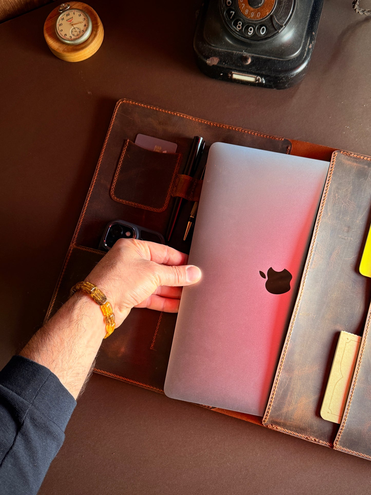 Desenli MacBook Organizer – Hakiki Deri Çok Bölmeli Evrak Çantası