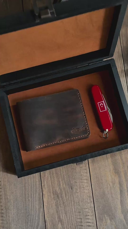 En Baba Set - Classic Cüzdan + Victorinox Bantam Türk Bayrağı Çakı – Ahşap Hediye Kutusu
