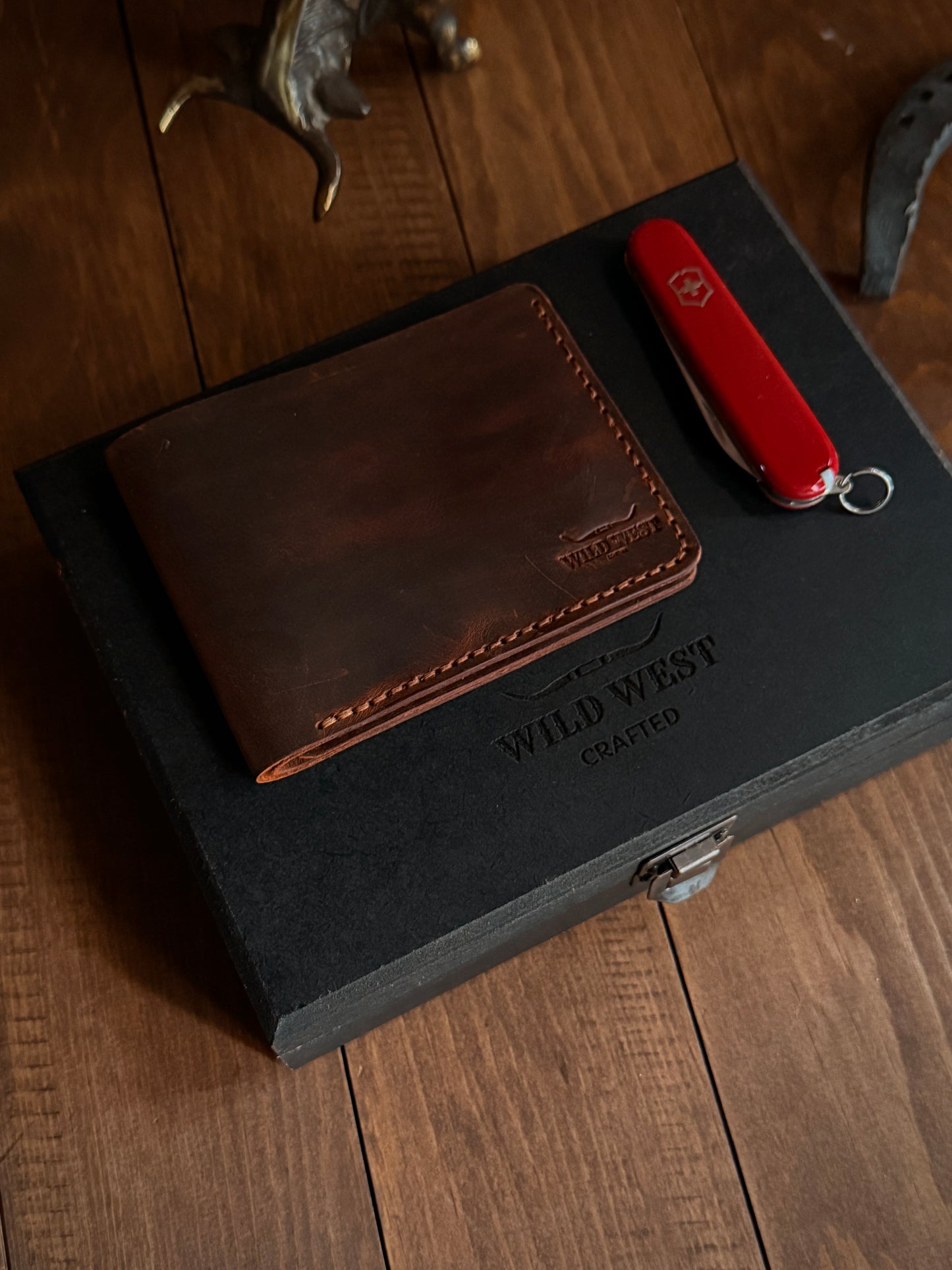 En Baba Set - Classic Cüzdan + Victorinox Bantam Türk Bayrağı Çakı – Ahşap Hediye Kutusu