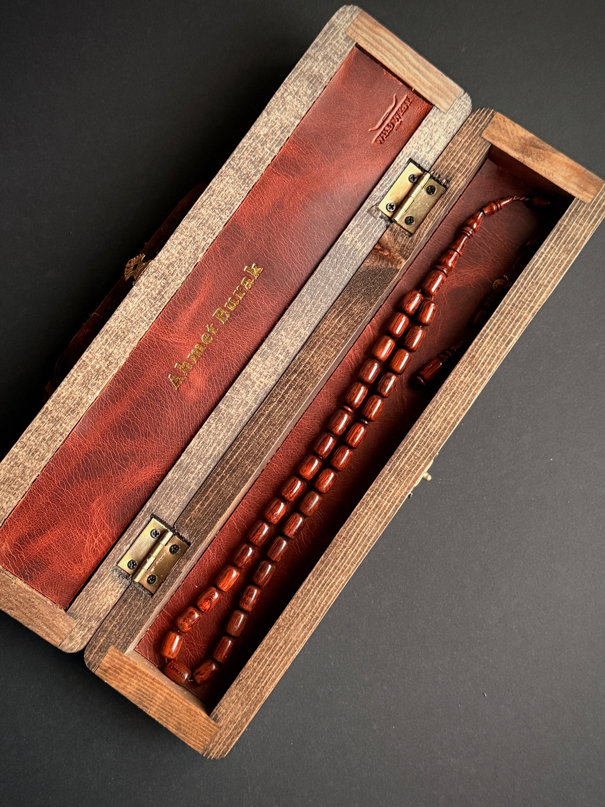 Orijinal Yılan Ağacı Tesbih – 12x8 mm Kapsül Kesim | Özel El Oyması Ahşap Kutulu