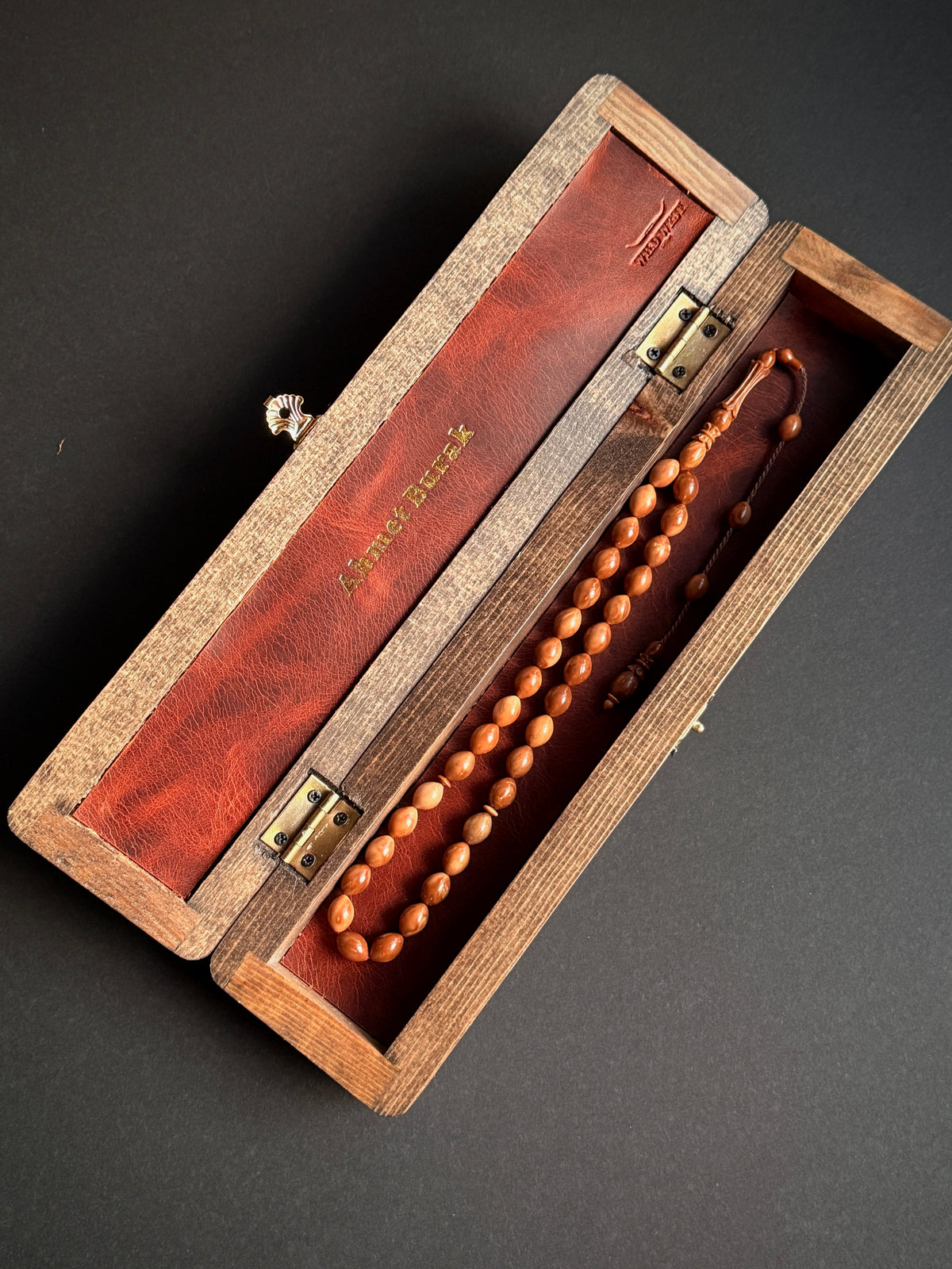 Arpa Kesim Kuka Tesbih – 12x8 mm | Özel El Oyması Ahşap Kutulu