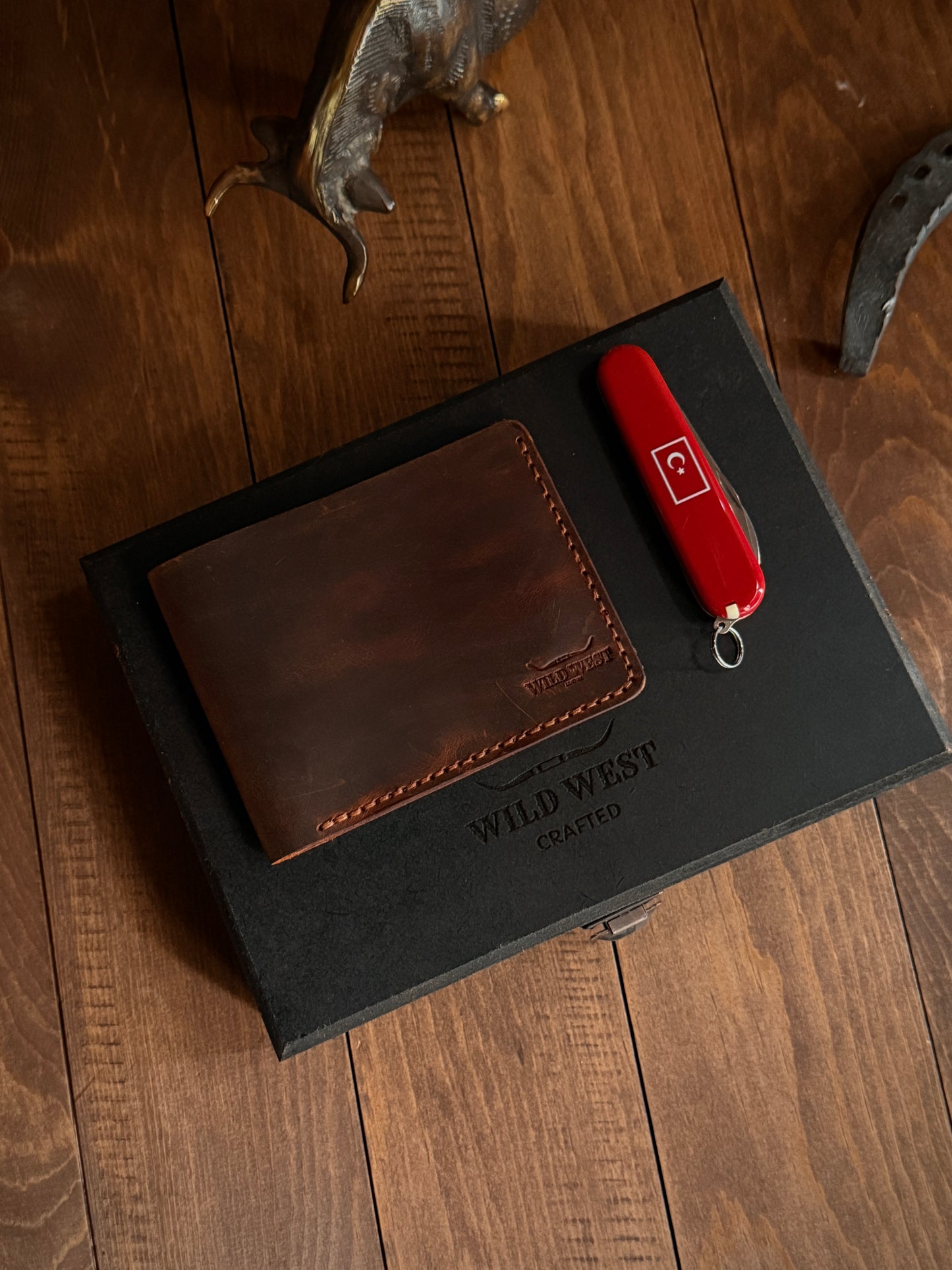 En Baba Set - Classic Cüzdan + Victorinox Bantam Türk Bayrağı Çakı – Ahşap Hediye Kutusu