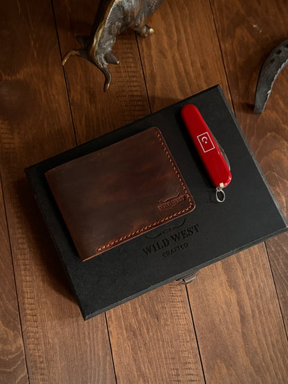En Baba Set - Classic Cüzdan + Victorinox Bantam Türk Bayrağı Çakı – Ahşap Hediye Kutusu