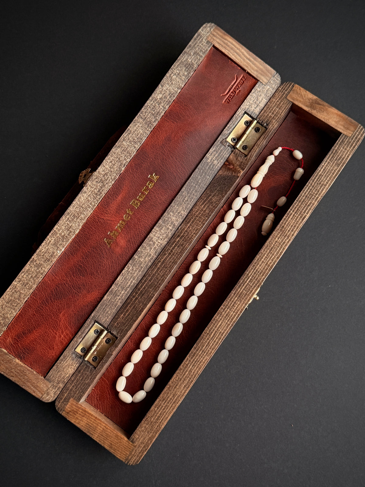 Orijinal Narçıl Tesbih – 12x7 mm Beyzi Kesim | Özel El Oyması Ahşap Kutulu