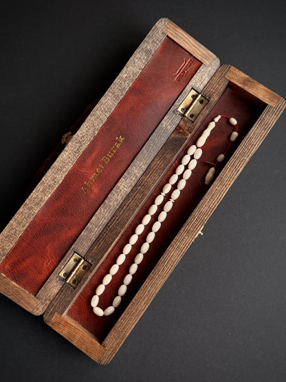 Orijinal Narçıl Tesbih – 12x7 mm Beyzi Kesim | Özel El Oyması Ahşap Kutulu
