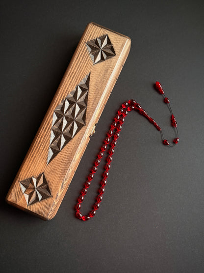 Kırmızı Ateş Kehribar Tesbih – 13x8 mm Beyzi Kesim | Özel El Oyması Ahşap Kutulu