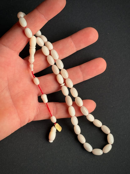 Orijinal Narçıl Tesbih – 12x7 mm Beyzi Kesim | Özel El Oyması Ahşap Kutulu
