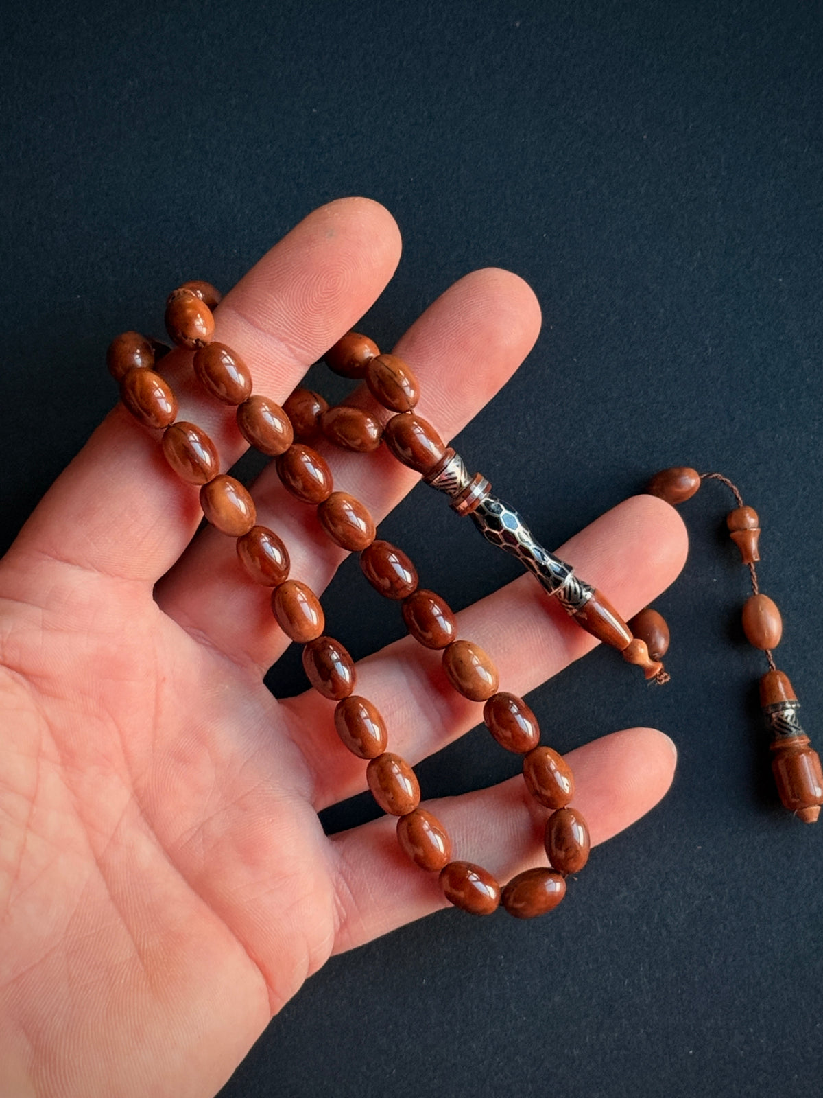 Gümüş İşlemeli İmameli Kuka Tesbih – 11x8 Mm Beyzi Kesim | Özel El Oyması Ahşap Kutulu