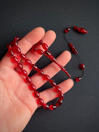 Kırmızı Ateş Kehribar Tesbih – 13x8 mm Beyzi Kesim | Özel El Oyması Ahşap Kutulu