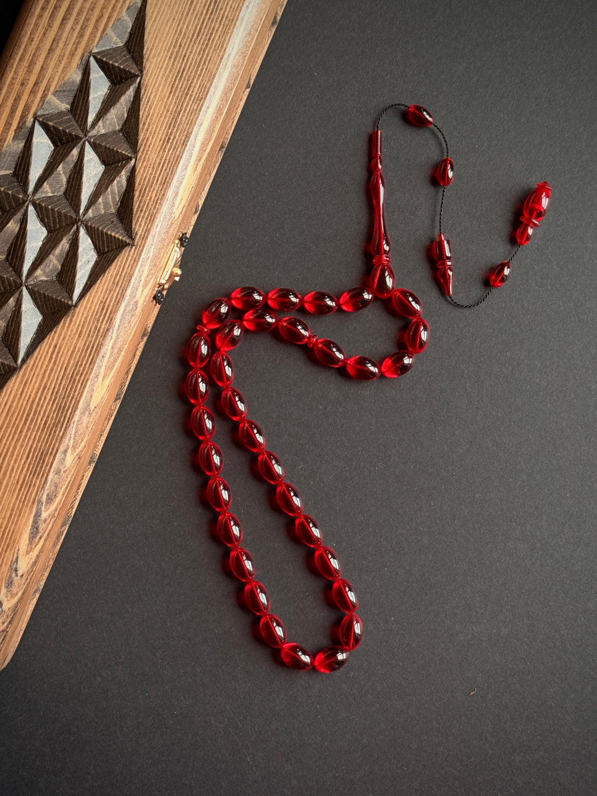Kırmızı Ateş Kehribar Tesbih – 13x8 mm Beyzi Kesim | Özel El Oyması Ahşap Kutulu